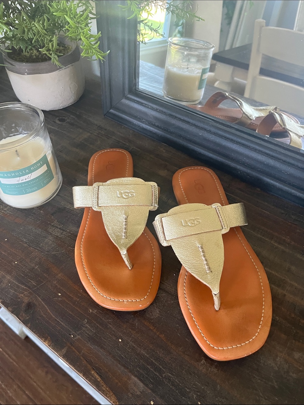Ugg Gaila Beautiful Thong Sandal Gold - Size 7